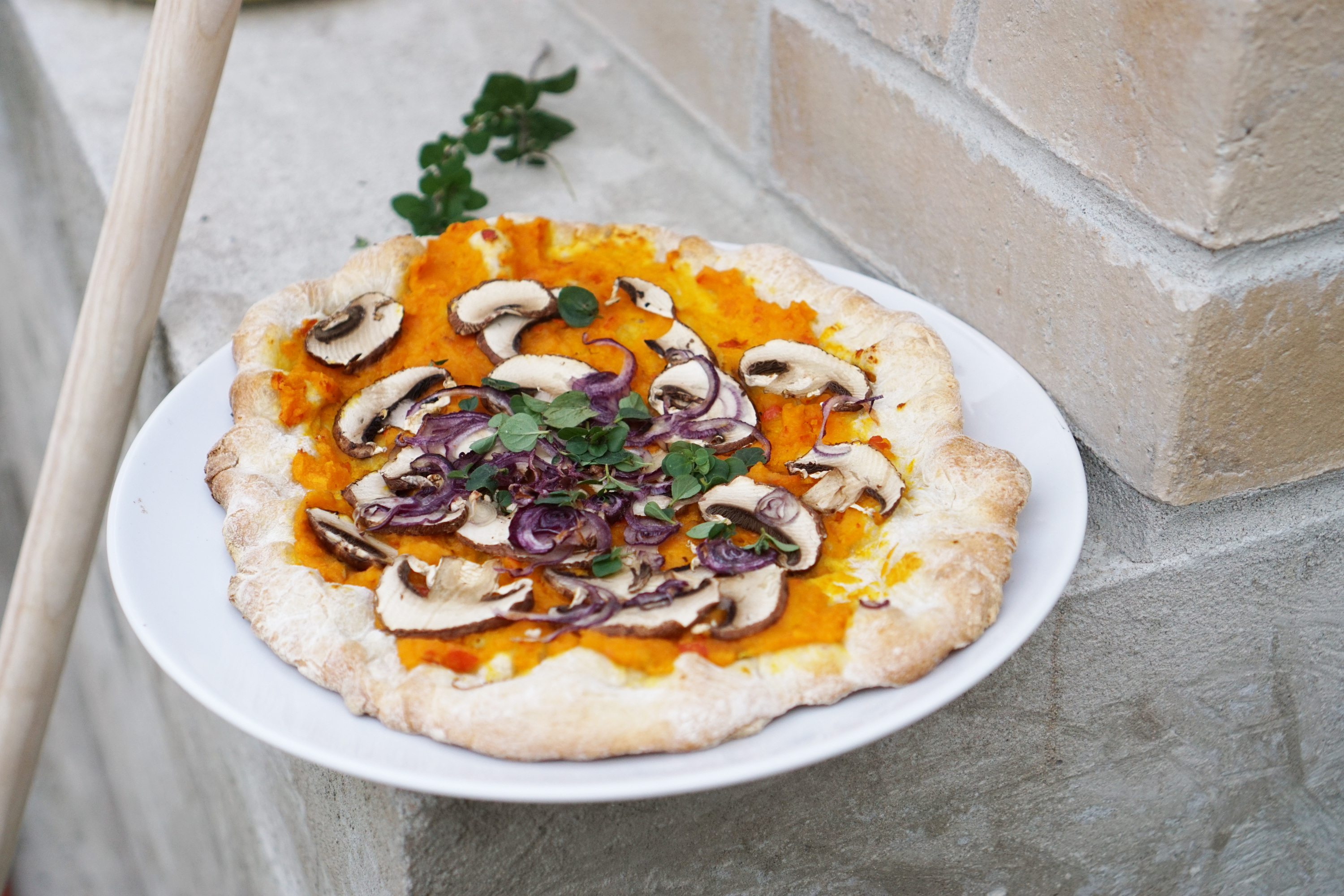 Vegane Pizza Mit Kurbis Champignons Und Zwiebeln Ye Olde Kitchen Food Und Gartenblog