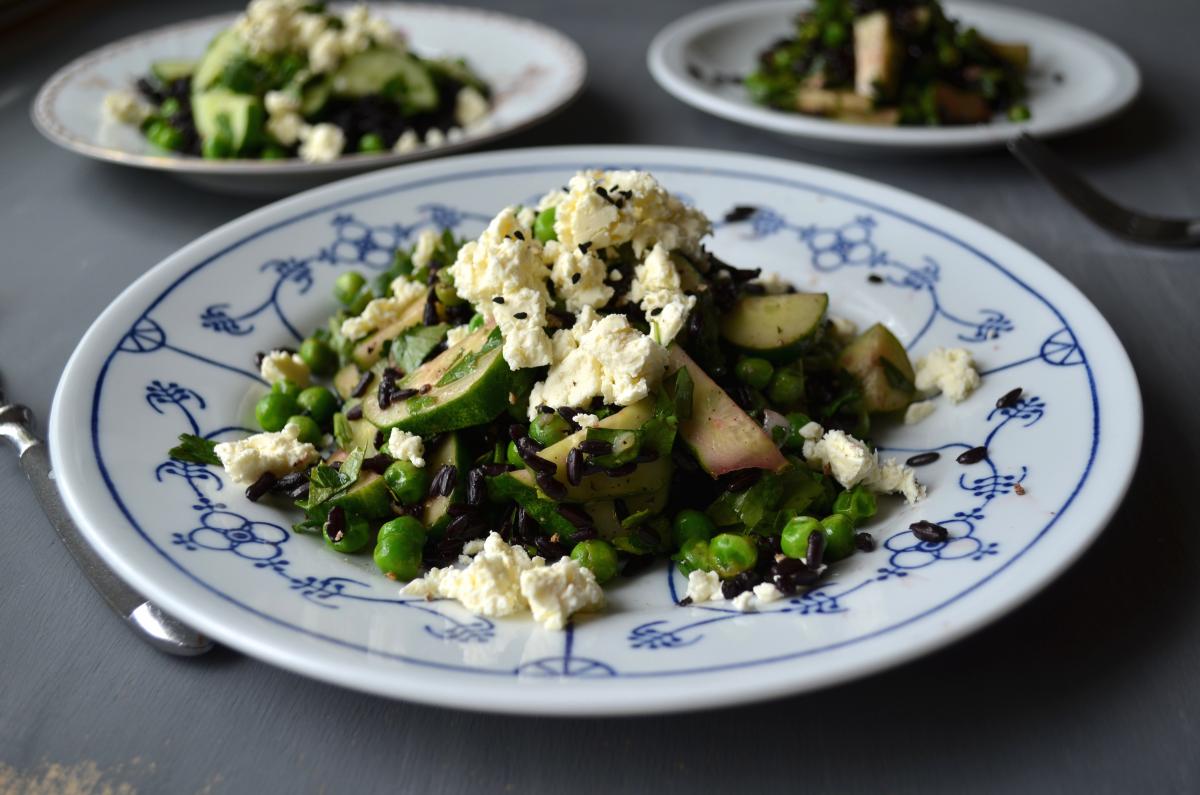 Reissalat mit Gurke Erbsen und Feta