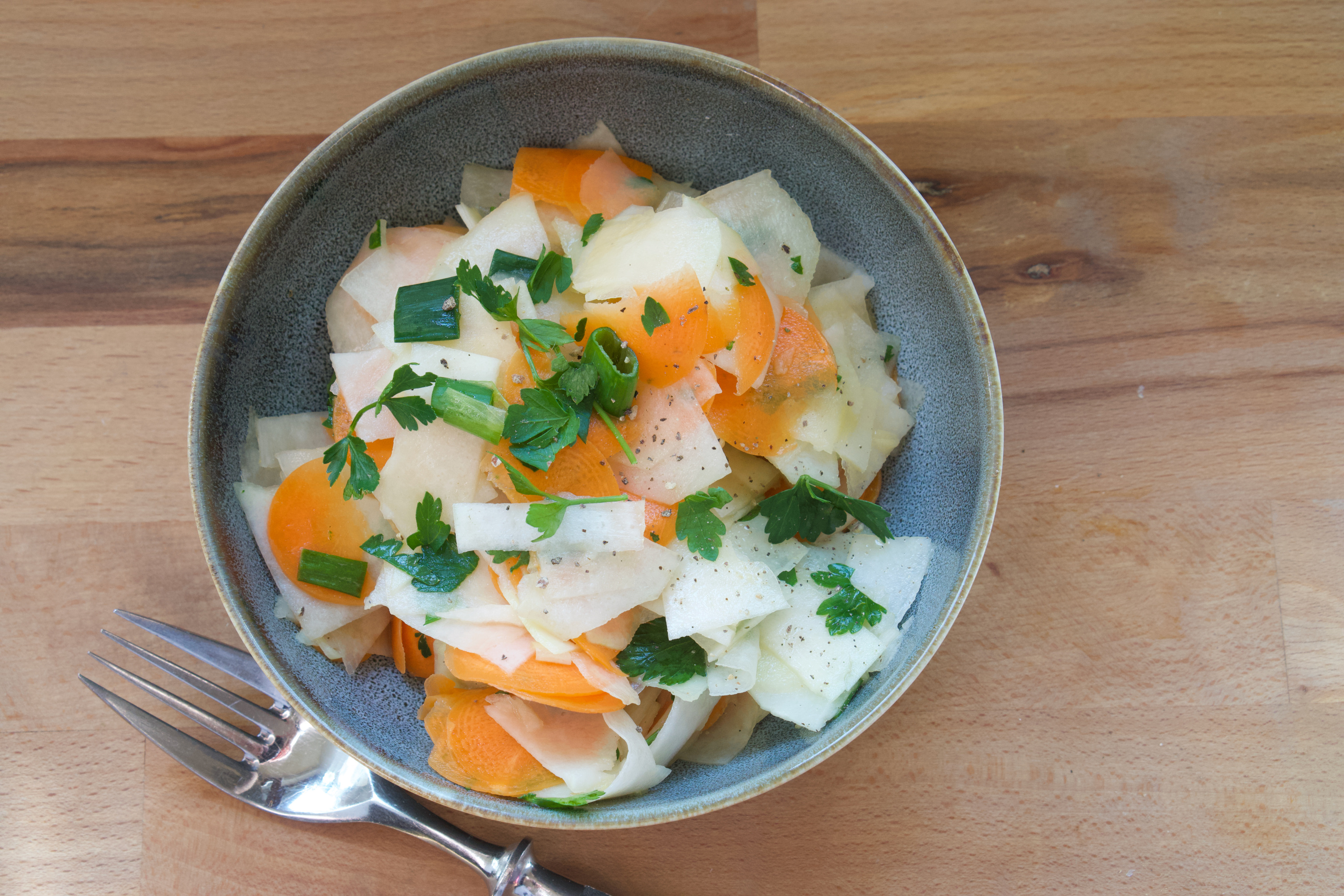 Karotten-Kohlrabi-Salat mit frischer Petersilie und Zitronendressing ...