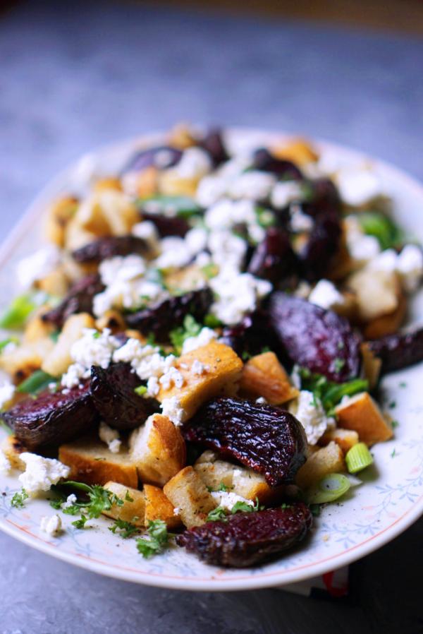 Brotsalat mit rote Bete und Schafskaese