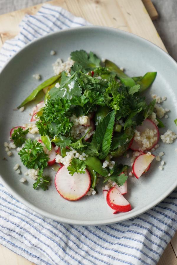 Lauwarmer Salat mit Perlgraupen Zuckerschoten und Radieschen