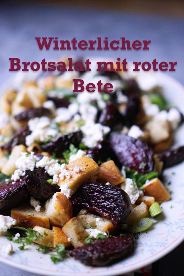 winterlicher Brotsalat mit roter Bete und Schafskaese