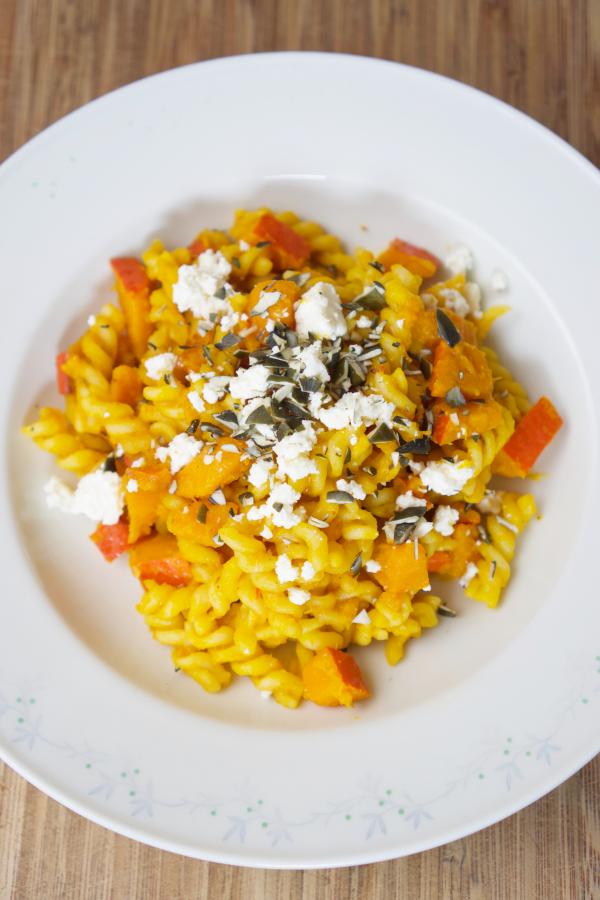 Herbstliche Pasta mit Hokkaido und Fetakaese