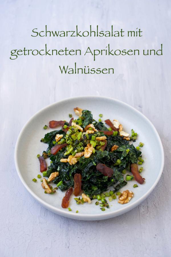 Schwarzkohlsalat mit Aprikosen und Walnuessen2