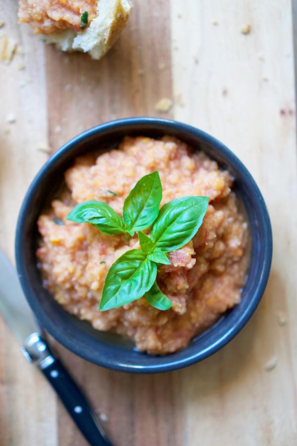 veganer Linsenaufstrich mit Tomate und Basilikum