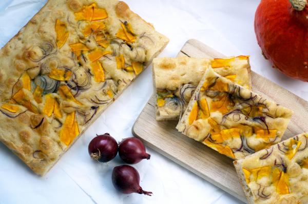 Foccacia mit Hokkaido und roten Zwiebeln2