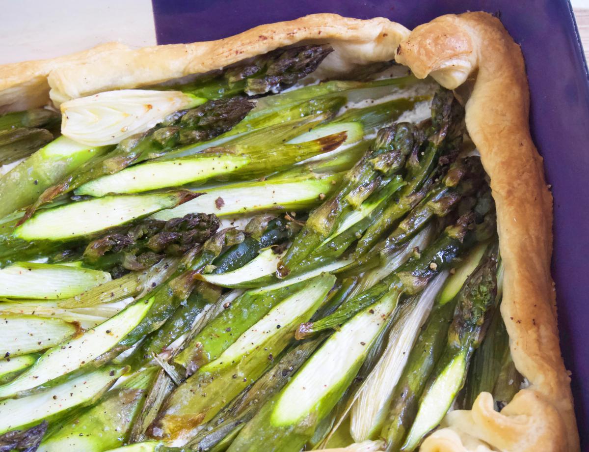 Blaetterteigtarte mit gruenem Spargel