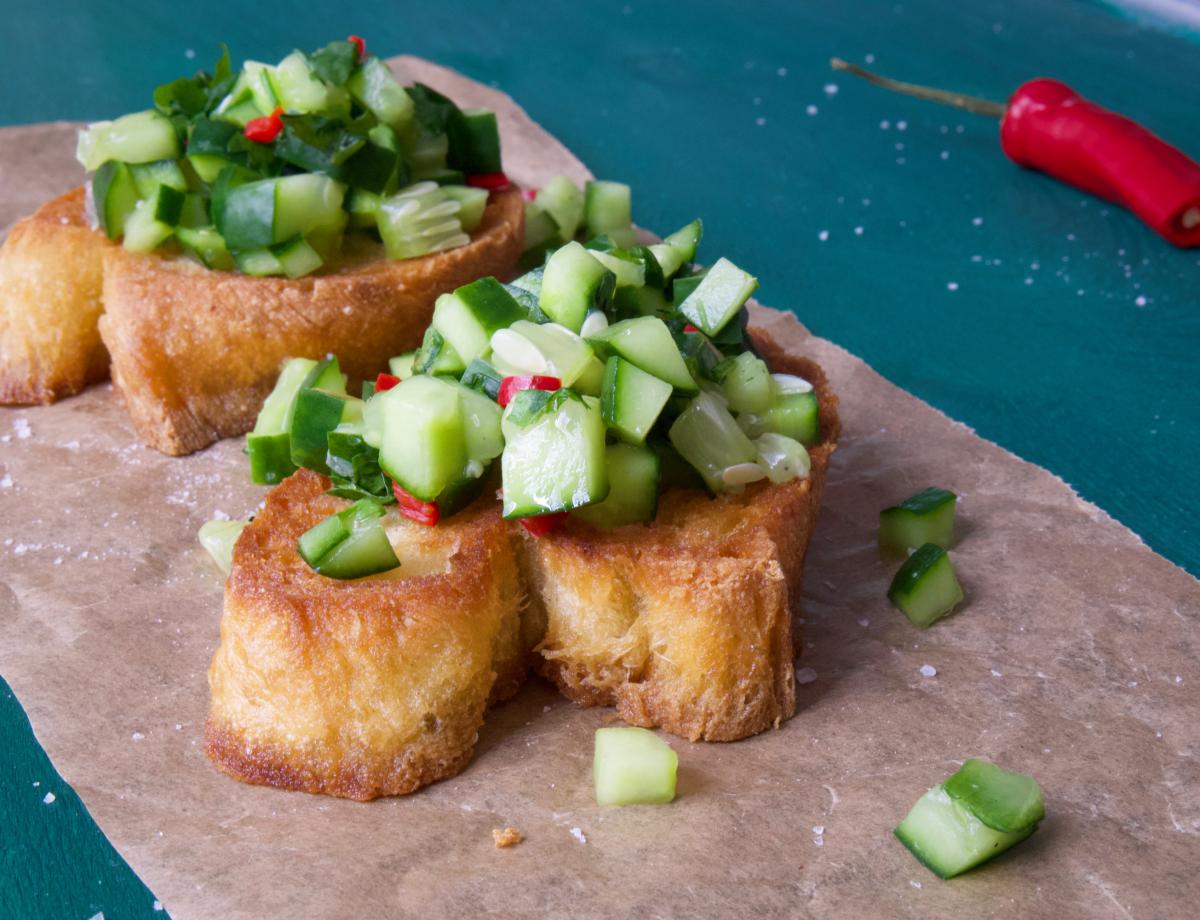 Crostini mit Gurke und Koriander