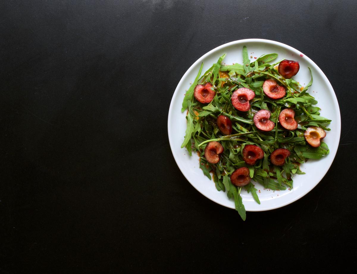 Gartensalat mit Kirschen