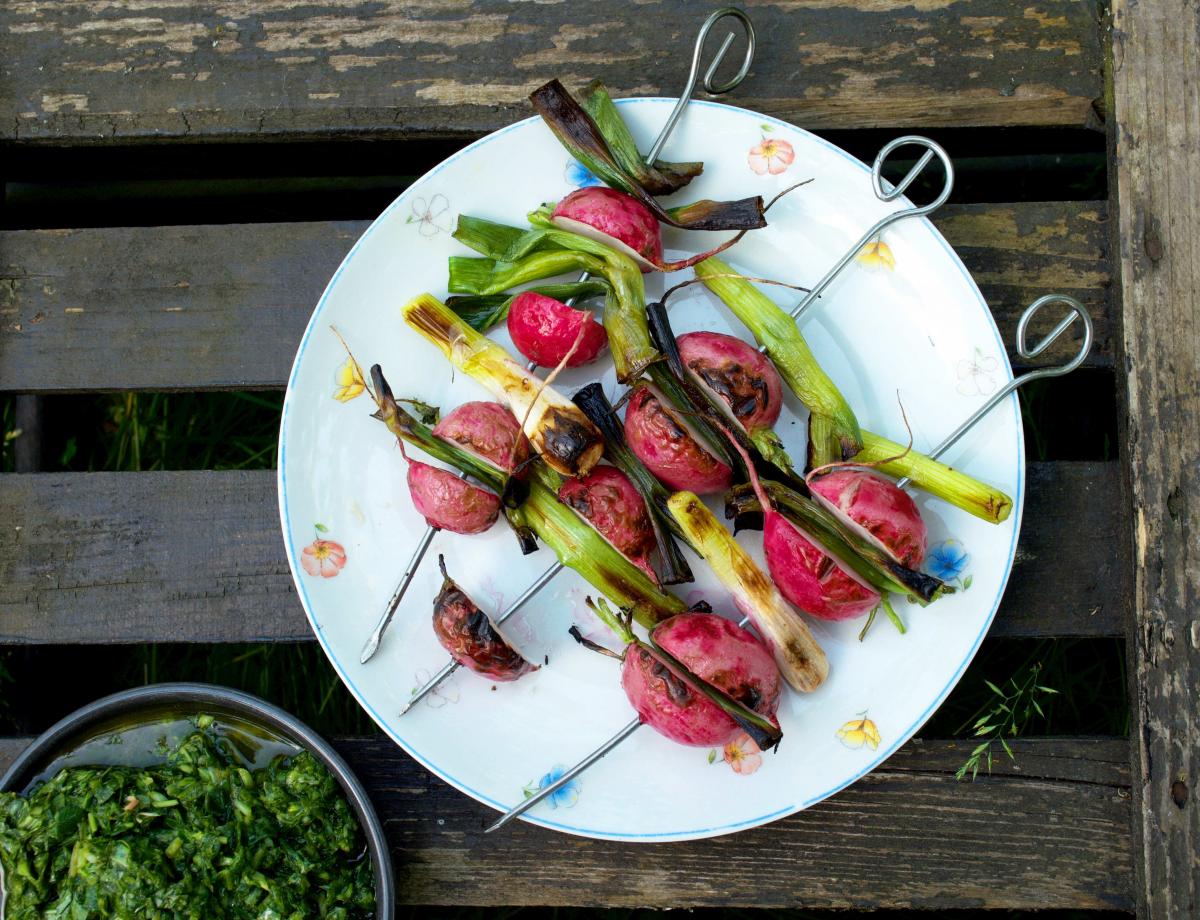 Grillspiesse mit Radieschen und Fruehlingszwiebeln