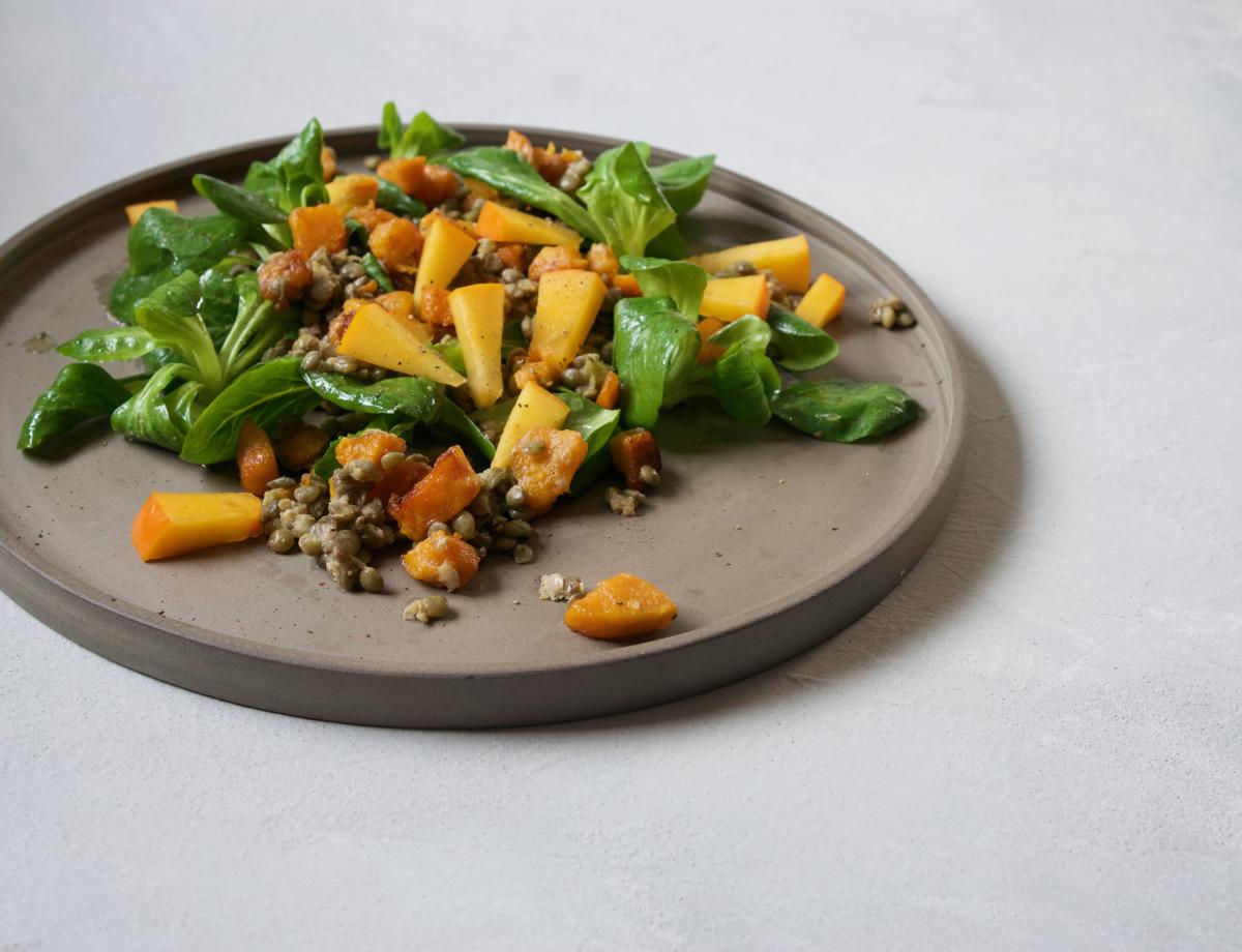 Lauwarmer Linsensalat mit Kaki und gebratenen Suesskartoffeln