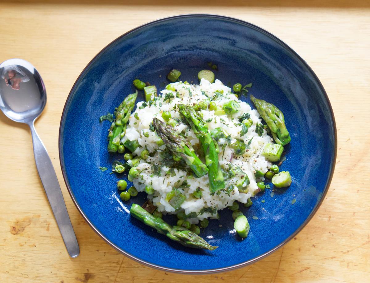 Risotto mit gruenem Spargel und Erbsen