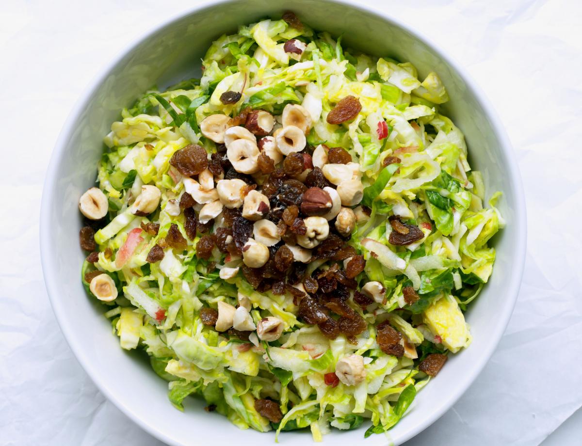 Rohkostsalat mit Rosenkohl und Aepfeln