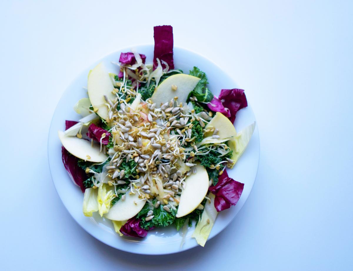 Salat aus heimischem Superfood