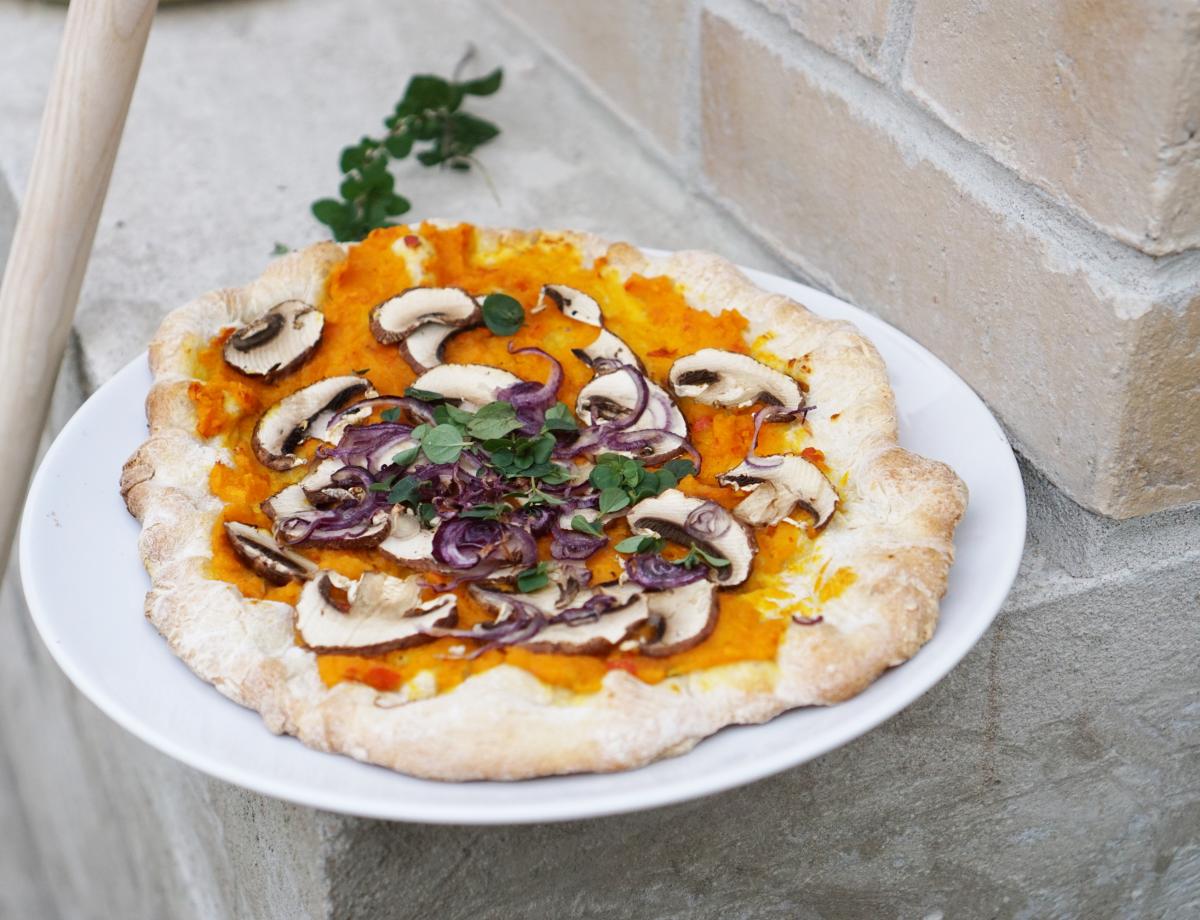 Vegane Pizza mit Hokkaido und Champignons