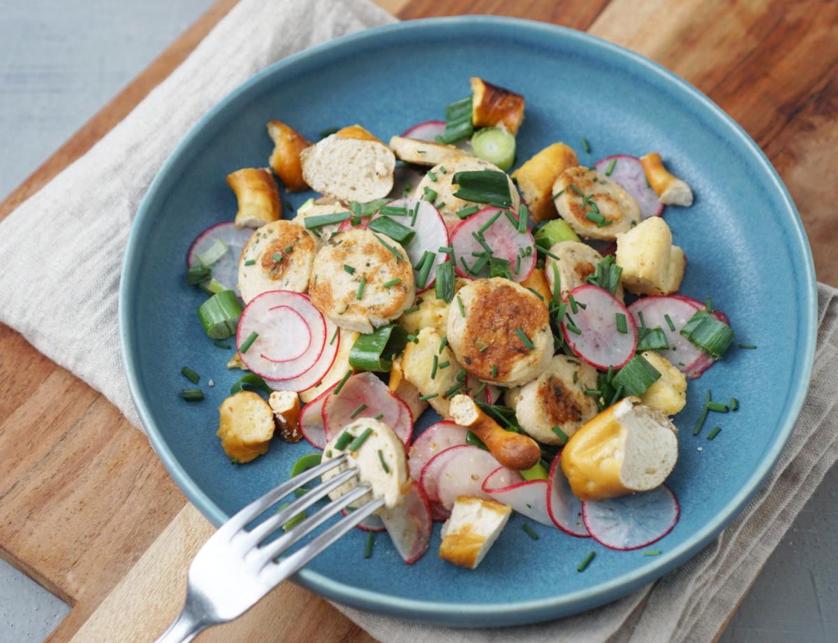 Weisswurstsalat mit Radieschen und Brezeln