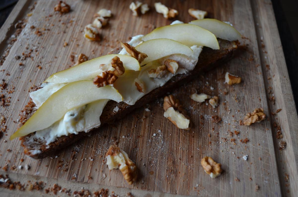 Walnussbrot mit Birne